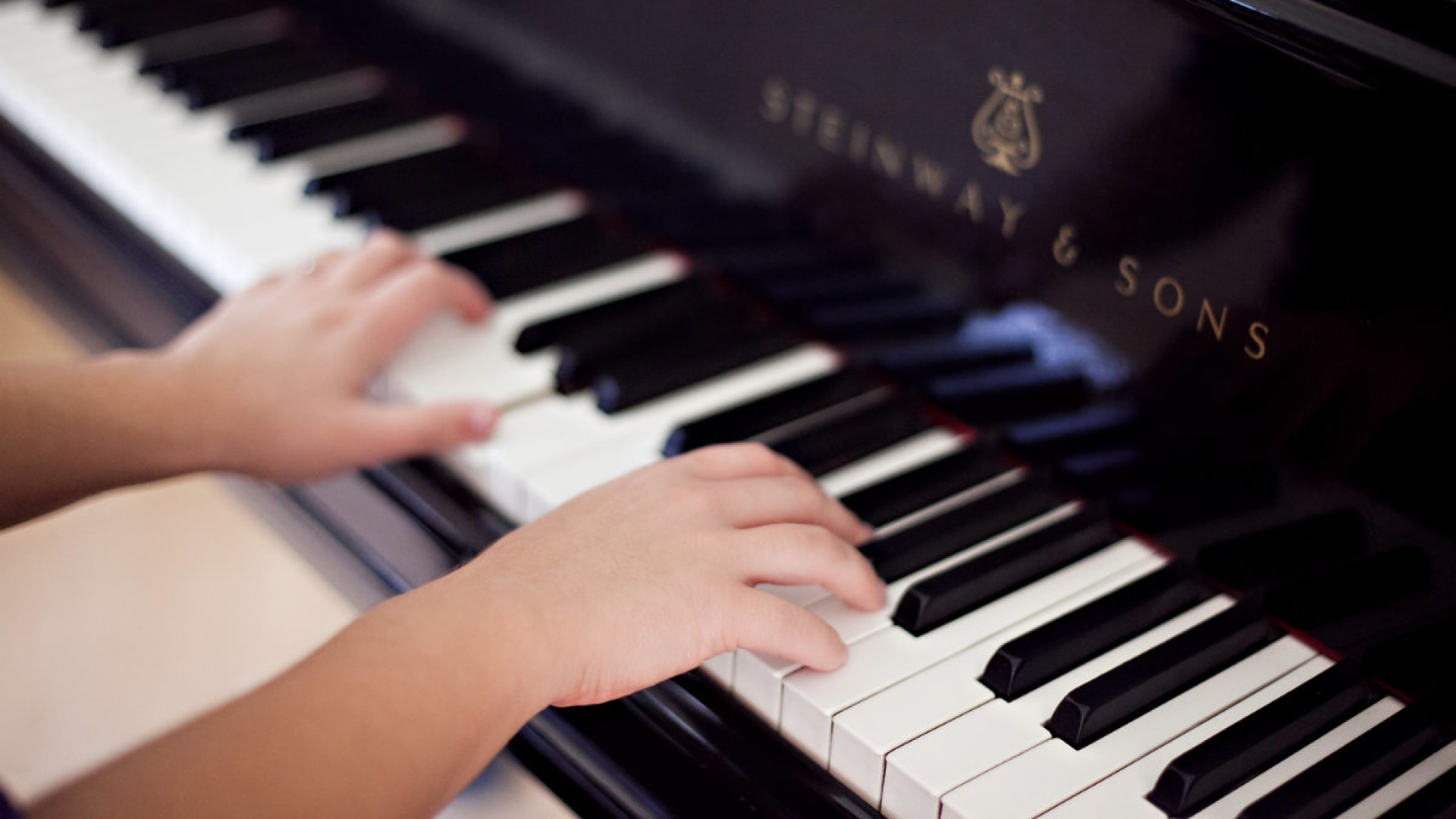 Музыкальное фортепиано игра. Руки на пианино. Музыкальная школа. Ребенок играет на фортепиано. Девушка играет на синтезаторе.